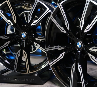 BMW 6856025